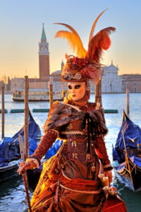 Fantasiemaske an der Wasserfront mit Insel San Giorgio beim Karneval, Venedig, Venetien, Italien Fantasiemaske an der Wasserfront mit Insel San Giorgio beim Karneval, Venedig, Venetien, Italien